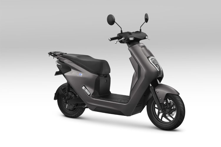 Honda EM1 e, salah satu motor listrik andalan Honda, kini tersedia di Jambi melalui program Honda JUARA, dengan harga mulai Rp16 jutaan dan bonus charger untuk model tertentu. (Foto: PT Astra Honda Motor)