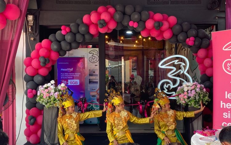 Tiga penari tampil menyambut peresmian 3Store terbaru milik Indosat Ooredoo Hutchison (Tri) di Kota Jambi, Kamis (3/7/2025). (Dok. Indosat)