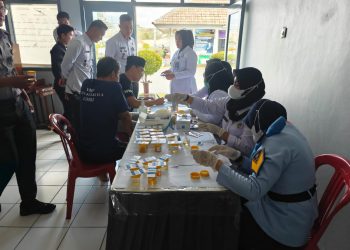 Petugas Lapas Kelas IIA Jambi bersama tim medis dan BNN Kota Jambi saat melaksanakan tes urine mendadak terhadap warga binaan dan petugas, Selasa (9/7/2025) (Dok. Nahar)