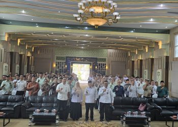 Wali Kota Jambi, jajaran OPD, serta ratusan peserta dari berbagai elemen masyarakat menghadiri Sosialisasi BPJS Ketenagakerjaan sebagai bagian dari implementasi Program Kampung Bahagia di Griya Mayang, Rabu (9/7/2025). (Dok. Yola)