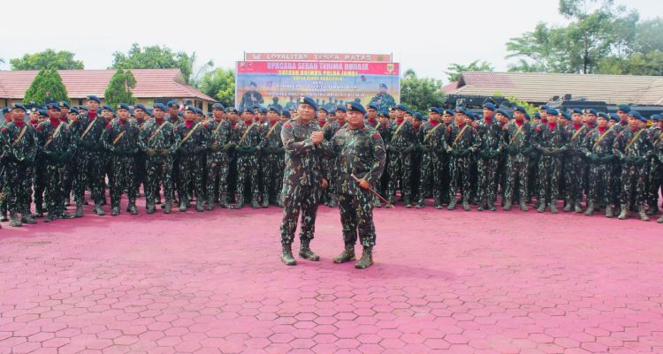 Kombes Pol Muhammad Faishal Aris (tengah kanan) secara resmi menjabat sebagai Dansat Brimob Polda Jambi menggantikan Kombes Pol Zulkifli Ismail (tengah kiri). Keduanya mengikuti prosesi serah terima Duaja Satuan Brimob "Satya Singa Kartipala" dalam upacara penyambutan di Mako Brimob Polda Jambi, Jumat (11/7/2025).  (Dok. Humas)
