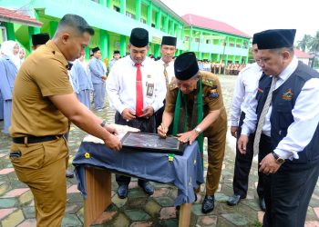 Wakil Gubernur Jambi Drs. H. Abdullah Sani, M.Pd.I menandatangani prasasti sebagai simbol pembukaan Masa Ta’aruf Siswa Madrasah (Matsama) Tahun Ajaran 2025/2026 di MAN 3 Kota Jambi, Senin (14/07/2025). (Dok. Nahar)