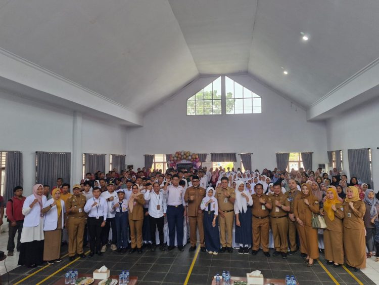 Sekretaris Daerah Provinsi Jambi, Dr. H. Sudirman, SH., MH, bersama para siswa, guru, dan orang tua dalam kegiatan hari pertama tahun ajaran baru di Sekolah Rakyat Menengah Atas 5 Jambi di Sentra Alyatama, Kota Jambi, Senin (14/7/2025). (Foto: Waaly Arizona/Diskominfo Provinsi Jambi)