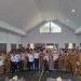 Sekretaris Daerah Provinsi Jambi, Dr. H. Sudirman, SH., MH, bersama para siswa, guru, dan orang tua dalam kegiatan hari pertama tahun ajaran baru di Sekolah Rakyat Menengah Atas 5 Jambi di Sentra Alyatama, Kota Jambi, Senin (14/7/2025). (Foto: Waaly Arizona/Diskominfo Provinsi Jambi)