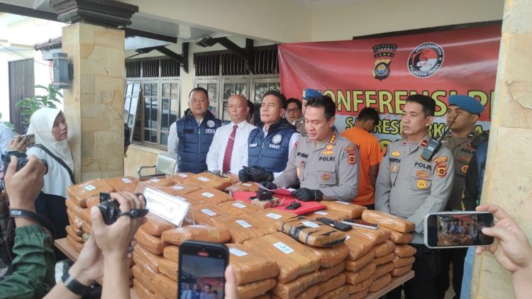 Kapolresta Jambi Kombes Pol Boy Sutan Binaga Siregar didampingi jajarannya menunjukkan barang bukti 200 kilogram ganja dalam konferensi pers di Mapolresta Jambi, Senin (14/7/2025). (Dok. Nahar)