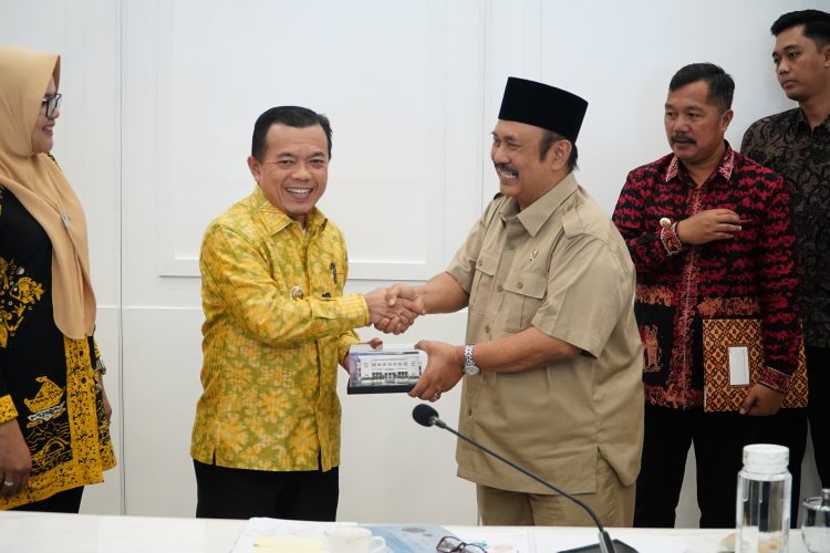 Gubernur Jambi Al Haris berjabat tangan dengan Menteri PPN/Kepala Bappenas Rachmad Pambudy usai audiensi percepatan pembangunan Provinsi Jambi di Kantor Bappenas, Jakarta, Selasa (14/7/2025). (Dok.Erit Kominfo)