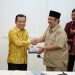 Gubernur Jambi Al Haris berjabat tangan dengan Menteri PPN/Kepala Bappenas Rachmad Pambudy usai audiensi percepatan pembangunan Provinsi Jambi di Kantor Bappenas, Jakarta, Selasa (14/7/2025). (Dok.Erit Kominfo)