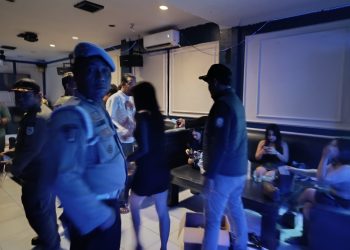 Petugas Satpol PP bersama tim gabungan saat melakukan pemeriksaan terhadap pengunjung tempat hiburan malam di Kota Jambi, Selasa malam (15/7/2025). (Dok. Stepanus)
