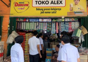 Petugas gabungan dari Polda Jambi, Bulog, dan Korem 042/Gapu memeriksa harga beras premium di Toko Alex, Pasar Angso Duo, Kota Jambi, Kamis (17/7/2025).(Dok. Nahar)