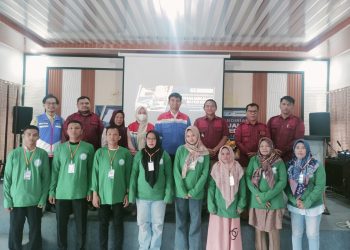 SPV RSD Pertamina AFT Sultan Thaha Agung Nugraha Putra, Kepala Bapas Kelas I Jambi Dwi Santosa, dan peserta pelatihan menjahit Batch II berfoto bersama dalam kegiatan penyerahan bantuan mesin jahit di Aula Sahardjo Bapas Jambi, Kamis (17/7/2025). (Foto: Dokumentasi Bapas Jambi)