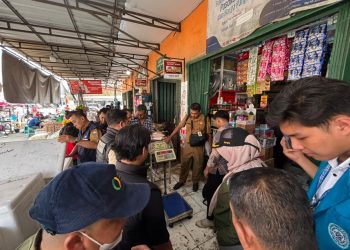 Petugas gabungan dari Pemprov Jambi, Ditreskrimsus Polda Jambi, dan UPTD Metrologi melakukan sidak dan penimbangan ulang beras premium di salah satu toko di kawasan Pasar Angso Duo, Kota Jambi, Selasa (22/7/2025). (Dok, Stepanus)