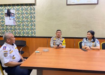 Kadishub Provinsi Jambi Drs. H. John Eka Powa (kiri) bersama Kepala Kantor Jasa Raharja Wilayah Jambi Ni Made Ayu Mulidyawati saat koordinasi lintas sektor di Kantor Ditlantas Polda Jambi, Senin (21/7/2025), (Dok, Yola)
