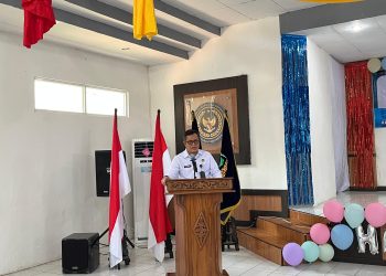 Hidayat, Kepala Kantor Wilayah Ditjenpas Jambi, menyampaikan sambutan sekaligus membacakan amanat Menteri Hukum dan HAM dalam penyerahan remisi kepada 39 Anak Binaan di LPKA Kelas II Muara Bulian, Selasa (23/7/2025). (Dok. Humas)