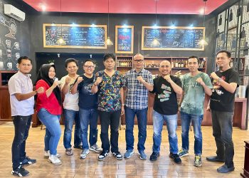 Ketua KONI Provinsi Jambi, AKBP Sanusi (kelima dari kanan), bersilaturahmi dengan pengurus SMSI Provinsi Jambi di Jambi, Kamis (24/7/2025). (Dok. Nahar)