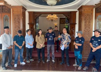 Ketua IOF Jambi, Pontas P. Sitanggang, bersama para peserta ekspedisi Swarna Bhumi Overland Jambi Pride saat pelepasan di halaman Rumah Dinas Gubernur Jambi, Rabu (17/7/2025). (Dok. Nahar)