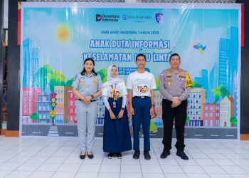 Direktur Lalu Lintas Polda Jambi, Kombes Pol. Adi Benny Cahyono, SH., S.I.K., M.Si., berfoto bersama Kepala PT Jasa Raharja Wilayah Jambi dan dua pelajar usai pengukuhan "Anak Duta Keselamatan Informasi" dalam rangka Hari Anak Nasional 2025 di BPMP Provinsi Jambi, Sabtu (26/7/2025). (Dok Yola)