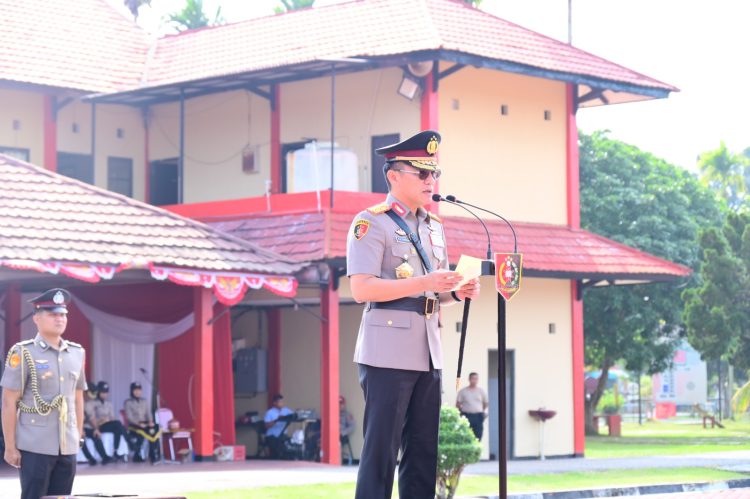 Kapolda Jambi, Irjen Pol. Krisno H. Siregar, membacakan amanat Kalemdiklat Polri saat memimpin upacara pembukaan Pendidikan Pembentukan Bintara (Diktukba) Polri Tahun Anggaran 2025 di SPN Polda Jambi, Rabu (30/7/2025). (Dok. Humas)