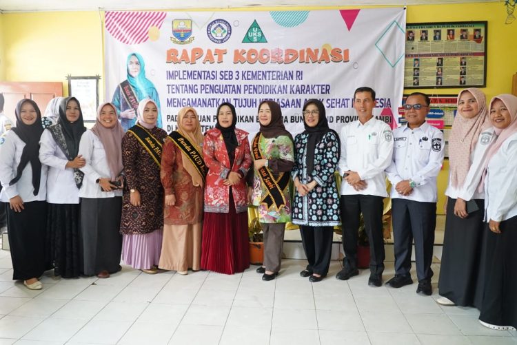 Bunda PAUD Provinsi Jambi Hj. Hesnidar Haris (tengah duduk, selempang cokelat), bersama Bunda PAUD Kerinci dan Pokja Bunda PAUD, saat Rapat Koordinasi Implementasi 7 Kebiasaan Anak Indonesia Hebat di SDN 114/III Siulak, Kerinci, Rabu (30/7/2025). (Dok.Erit - Kominfo)