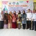 Bunda PAUD Provinsi Jambi Hj. Hesnidar Haris (tengah duduk, selempang cokelat), bersama Bunda PAUD Kerinci dan Pokja Bunda PAUD, saat Rapat Koordinasi Implementasi 7 Kebiasaan Anak Indonesia Hebat di SDN 114/III Siulak, Kerinci, Rabu (30/7/2025). (Dok.Erit - Kominfo)