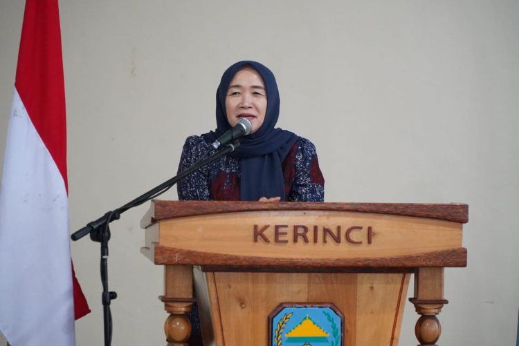 Ketua Tim Pembina Posyandu Provinsi Jambi, Hj. Hesnidar Haris, S.E., saat menyampaikan arahan dalam Rapat Kerja Posyandu se-Provinsi Jambi di Aula Kantor Bupati Kerinci, Rabu (30/7/2025). (Dok. Erit - Kominfo)