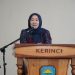 Ketua Tim Pembina Posyandu Provinsi Jambi, Hj. Hesnidar Haris, S.E., saat menyampaikan arahan dalam Rapat Kerja Posyandu se-Provinsi Jambi di Aula Kantor Bupati Kerinci, Rabu (30/7/2025). (Dok. Erit - Kominfo)