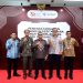 Pejabat OJK dan Bappebti berfoto bersama usai penandatanganan addendum Berita Acara Serah Terima (BAST) peralihan pengawasan aset keuangan digital di Kantor OJK, Jakarta, Rabu (30/7/2025). (Foto: Humas OJK)