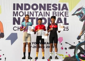 Tiga atlet muda dari berbagai daerah tampil di podium Kejuaraan Nasional Mountain Bike 2025 di Bukit Turgo, Sleman, Yogyakarta, Minggu (21/7/2025).(Dok. ISSI Jambi)