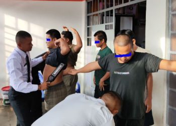 Petugas Lapas Kelas IIA Jambi melakukan pemeriksaan badan terhadap warga binaan dalam razia blok hunian, Selasa (15/7/2025). (Dok. Humas)