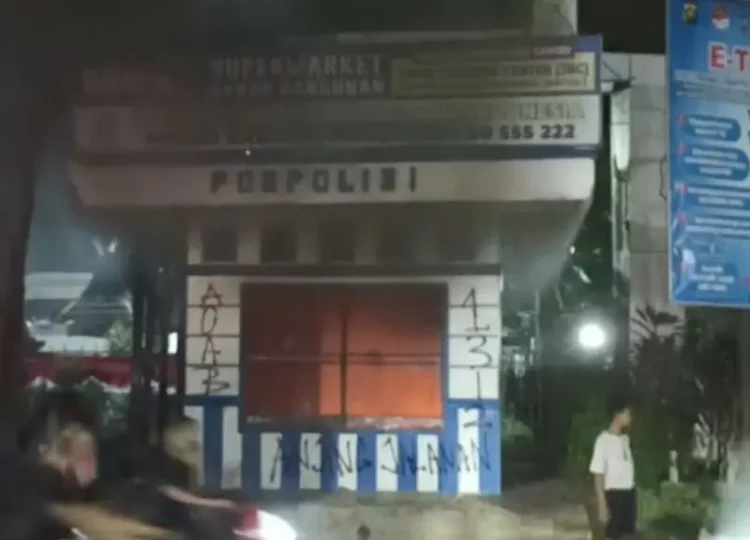Pos Polisi di Simpang Empat Bank Indonesia, Kota Jambi, terbakar usai aksi demonstrasi Aliansi Masyarakat Sipil dan Mahasiswa Jambi Melawan, Jumat (29/8/2025) malam (dok.Nahar)