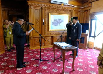 Wagub  Abdullah Sani mengambil sumpah Arif Budiman sebagai Sekretaris DPRD Provinsi Jambi di ruang kerja Wagub, Kantor Gubernur Jambi, Selasa (26/8/2025).(Dok.Stepanus) 