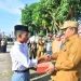 Andi, seorang siswa Sekolah Rakyat menerima bantuan sepatu sekolah gratis dari Wali Kota Jambi, Maulana, di Kecamatan Jambi Selatan, Selasa (26/8/2025). (Dok.Yola)