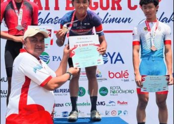 Atlet asal Jambi, Fajar Ramadhan (tengah), menerima penghargaan usai meraih medali emas pada kategori MTB Men Youth dalam ajang Tour Malasari Halimun 2025 di Desa Wisata Malasari, Kabupaten Bogor, Jawa Barat, Minggu (24/8/2025). (Dok. ISSI Jambi)