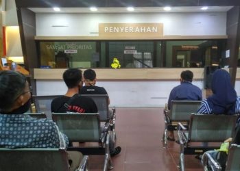 Sejumlah warga menunggu pelayanan di loket penyerahan Samsat Jambi, Rabu (20/8/2025). (Dok. Yola)