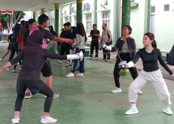 Atlet anggar Kota Jambi berlatih di Lapangan Korem 042 Garuda Putih. Selasa (19/8/2025) (Dok. Daus)