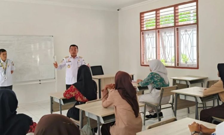 Gubernur Jambi Al Haris berdialog dengan siswa Sekolah Rakyat Menengah Atas (SRMA) 5 Jambi di Sentra Alyatama, Talang Bakung, Rabu (20/8/2025). (Dok. Stepanus)