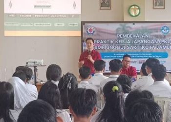 Supervisor HRD PT Sinar Sentosa Primatama (Sinsen), Rendy Saputra, memberikan materi pembekalan Praktik Kerja Lapangan (PKL) kepada siswa SMK Unggul Sakti Kota Jambi, Selasa (19/8/2025). (Dok. Yola)