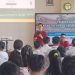 Supervisor HRD PT Sinar Sentosa Primatama (Sinsen), Rendy Saputra, memberikan materi pembekalan Praktik Kerja Lapangan (PKL) kepada siswa SMK Unggul Sakti Kota Jambi, Selasa (19/8/2025). (Dok. Yola)