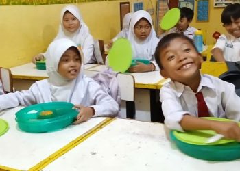 Siswa sekolah dasar di Kota Jambi mengikuti program Makan Bergizi Gratis (MBG).Rabu (20/8/2025). (Dok. Yola)