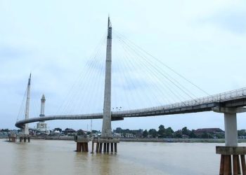 Jembatan pedestrian Gentala Arasy yang membentang di atas Sungai Batanghari, Jambi. (Dok. Stepanus)