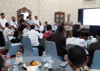 Menteri Transmigrasi RI Muhammad Iftitah Sulaiman Suryanagara memberikan pemaparan saat pertemuan dengan Gubernur Jambi Al Haris dan jajaran di Rumah Dinas Bupati Muaro Jambi, Rabu (20/8/2025). (Dok. Stepanus)