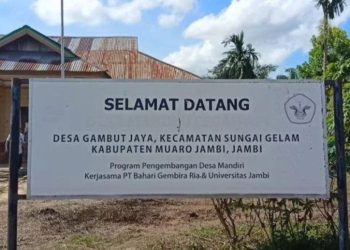 Papan selamat datang di Desa Gambut Jaya, Kecamatan Sungai Gelam, Kabupaten Muaro Jambi. Desa ini menjadi lokasi program Transmigrasi Swakarsa Mandiri (TSM) IV yang hingga kini masih menyisakan konflik lahan. (Dok. Stepanus)