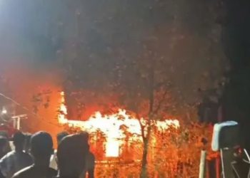 Kebakaran menghanguskan rumah warga di Kelurahan Kampung Laut, Kecamatan Kuala Jambi, Kabupaten Tanjung Jabung Timur, Jumat (22/8/2025) malam. (Dok. Warga)