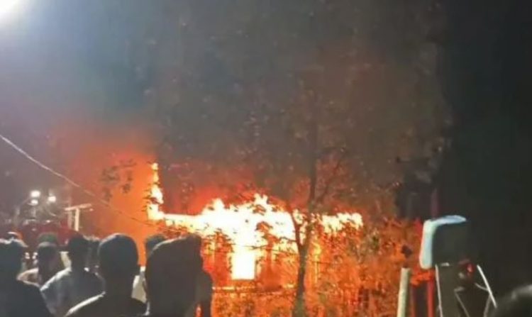 Kebakaran menghanguskan rumah warga di Kelurahan Kampung Laut, Kecamatan Kuala Jambi, Kabupaten Tanjung Jabung Timur, Jumat (22/8/2025) malam. (Dok. Warga)