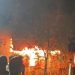 Kebakaran menghanguskan rumah warga di Kelurahan Kampung Laut, Kecamatan Kuala Jambi, Kabupaten Tanjung Jabung Timur, Jumat (22/8/2025) malam. (Dok. Warga)