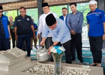 Ketua DPW PAN Jambi Al Haris memimpin ziarah ke makam pendiri PAN Jambi di Kota Jambi, Jumat (22/8/2025) (Dok. Daus)