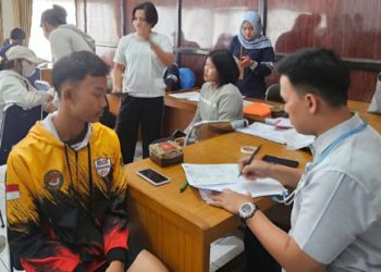 Seorang atlet bela diri Jambi menjalani pemeriksaan kesehatan yang dilakukan tim medis KONI Provinsi Jambi di Aula KONI Jambi, Jumat (22/8/2025), sebagai persiapan menuju PON Bela Diri 2025 di Kudus, Jawa Tengah. (Dok,. Daus)