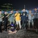 Tim Unit Reskrim Polsek Pasar Polresta Jambi bersama tersangka pencurian parfum mewah yang ditangkap di kawasan Taman RTH Kota Jambi, Jumat (22/8/2025) malam. (Dok. Humas)