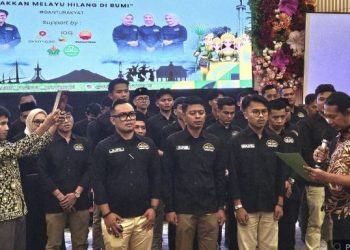 Pengurus Persatuan Pemuda Melayu dan Supik Melayu Provinsi Jambi saat mengikuti prosesi pengukuhan di Swiss-Belhotel Kota Jambi, Sabtu (23/8/2025). (dok. Stepanus)