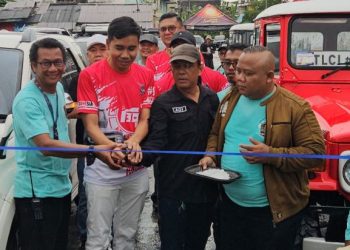 Sekretaris Daerah Kota Jambi, A. Ridwan, bersama perwakilan komunitas otomotif memotong pita sebagai tanda dibukanya Auto Fest 2025 di Terminal Rawasari, Sabtu (23/8/2025). (Dok, Stepanus)