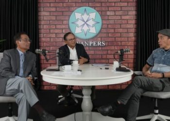 Ketua Dewan Pers Prof. Komaruddin Hidayat (tengah) bersama Prof. Mahfud MD (kiri) dan jurnalis senior Bambang Harymurti (kanan) dalam podcast Suara Demokrasi yang membahas kondisi kebebasan pers di Indonesia. (Dok. Dewan Pers